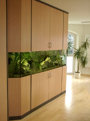 Schrank mit eingebautem Aquarium